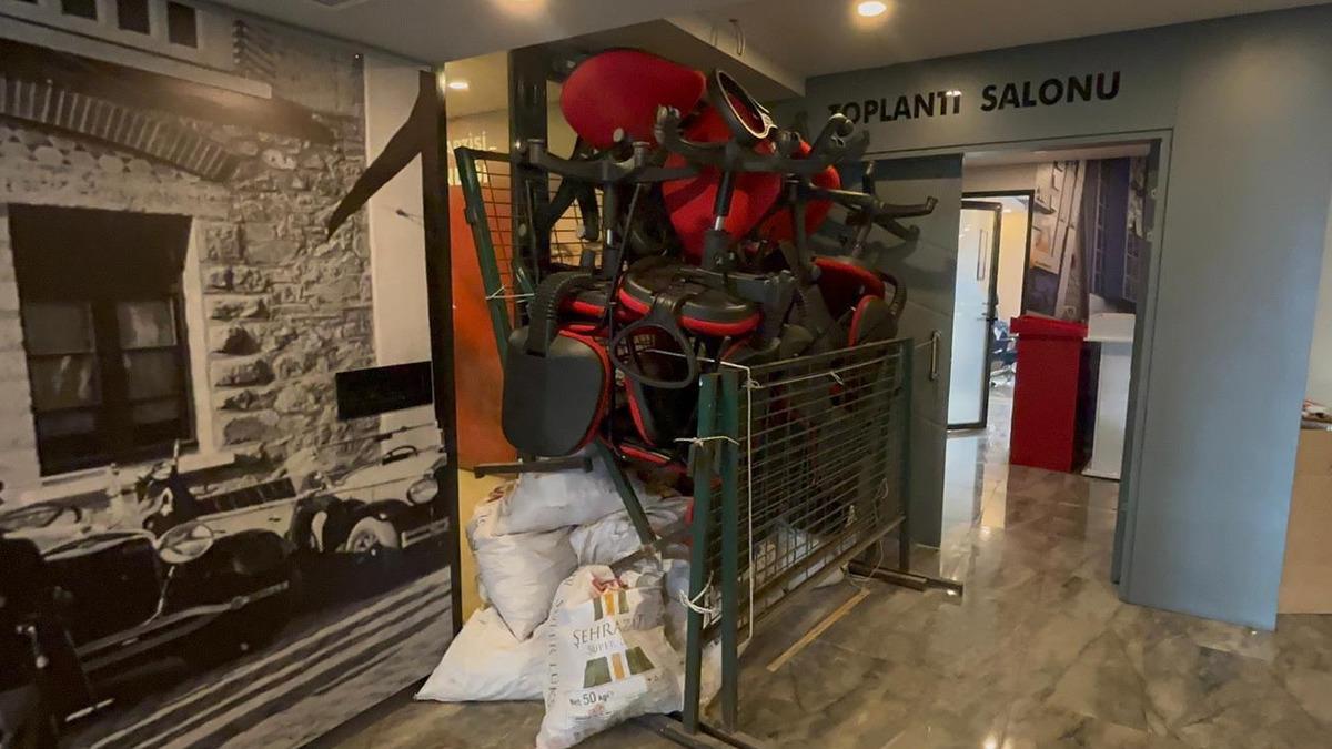 Yer: Bursa! CHP il binasına barikat kuruldu