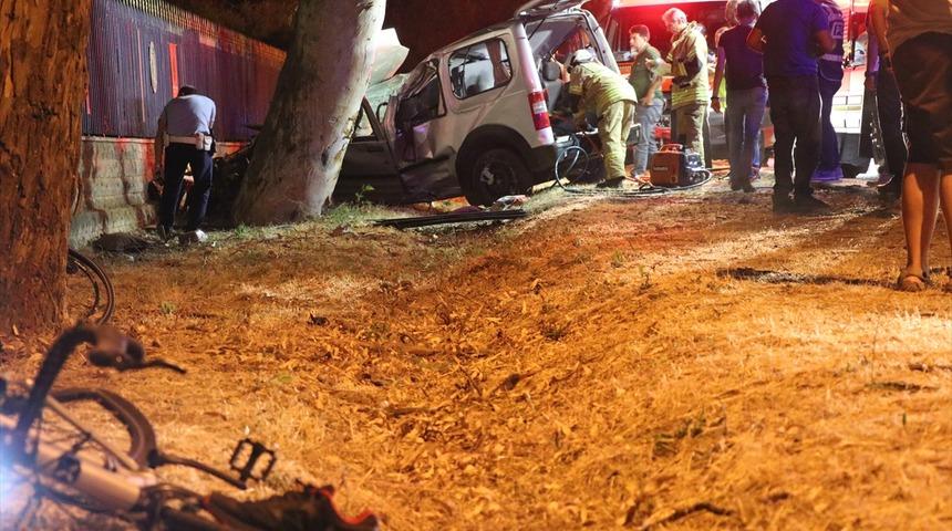 GÜNCELLEME - Hafif ticari araç önce bisikletlilere sonra ağaca çarptı