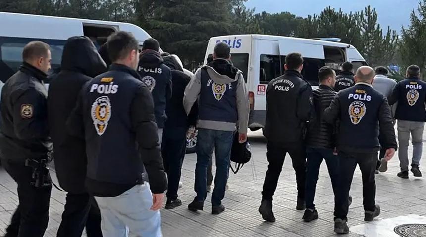 Sahte belgelerle ikamet izni! &Ccedil;ok sayıda g&ouml;zaltı var