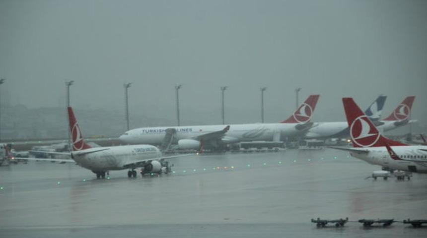 Atat&uuml;rk Havalimanı'nda u&ccedil;aklar elektrik y&uuml;kl&uuml; bulutlar nedeniyle olumsuz etkileniyor