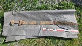Okul etkinliği sırasında 6 yaşındaki bir çocuk 1000 yıllık Viking  kılıcı buldu