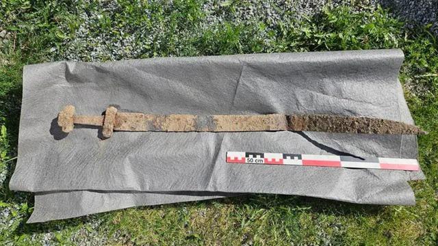 Okul etkinliği sırasında 6 yaşındaki bir çocuk 1000 yıllık Viking  kılıcı buldu