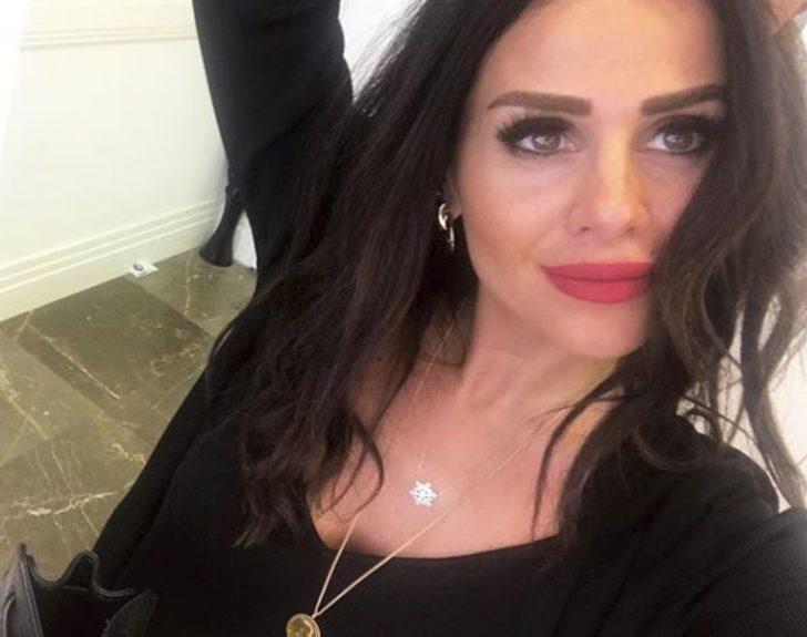 İnanması güç ama bu fotoğraftaki genç kız, şarkıcı Göksel
