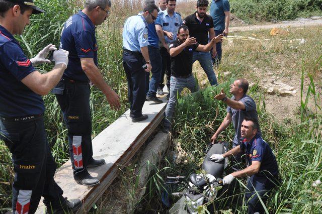 Motosikletiyle seyyar k&ouml;pr&uuml;den ge&ccedil;erken kanala d&uuml;ş&uuml;p, yaralandı 2