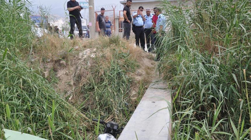 Motosikletiyle seyyar k&ouml;pr&uuml;den ge&ccedil;erken kanala d&uuml;ş&uuml;p, yaralandı