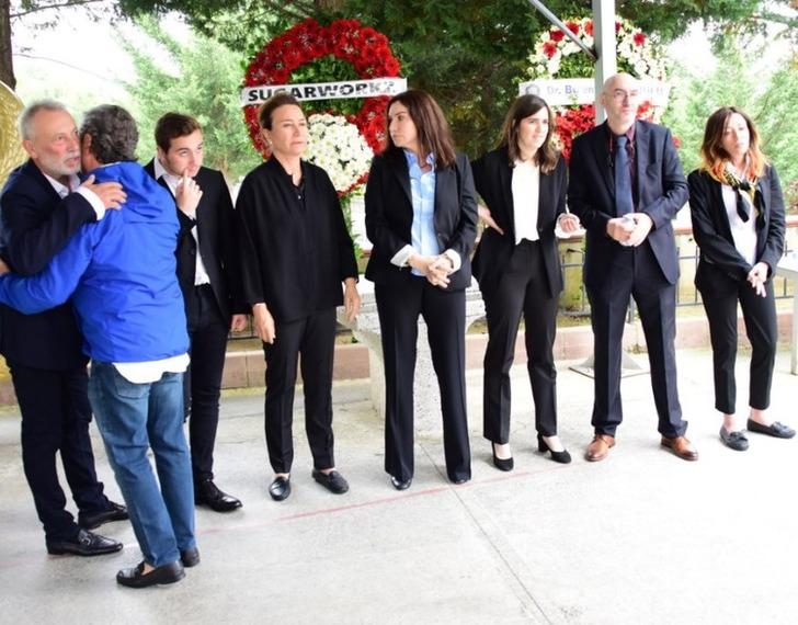 Demet Akbağ'ın anne acısı... Dostları yalnız bırakmadı G4