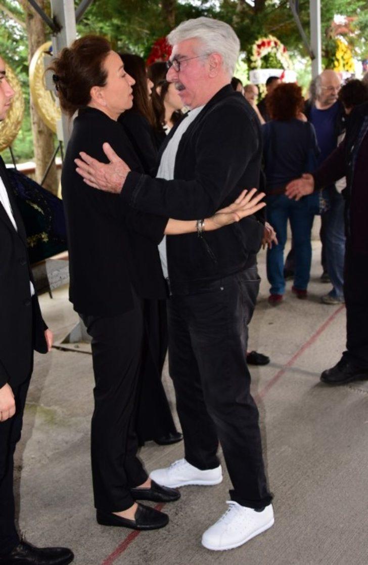 Demet Akbağ'ın anne acısı... Dostları yalnız bırakmadı G2