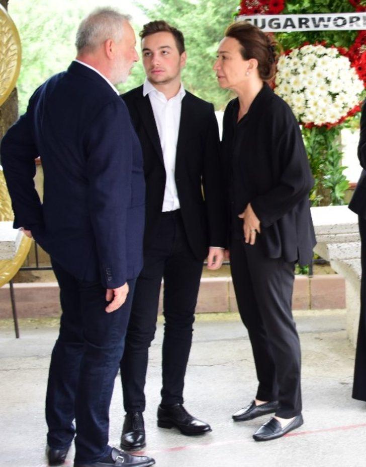 Demet Akbağ'ın anne acısı... Dostları yalnız bırakmadı G5