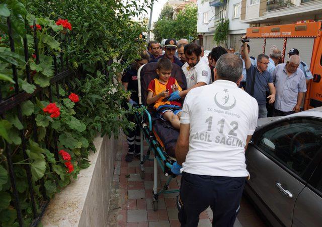 Küçük Alp'in bileğine balkon demiri saplandı