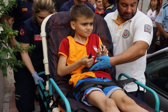 Küçük Alp'in bileğine balkon demiri saplandı