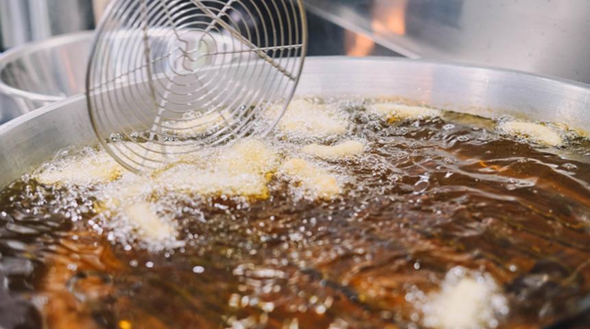 &Ouml;d&uuml;ll&uuml; restoranın sırrı şaşkına &ccedil;evirdi! Meğer 66 yıldır aynı yağda tavuk kızartıyorlarmış