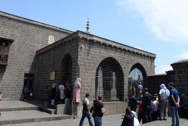 Diyarbakır'daki sahabe türbelerine yeni örtü serildi