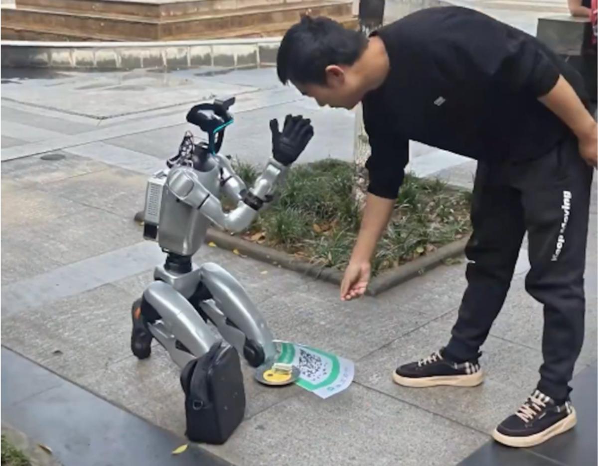 Sokakta görenler şaşkına döndü! Robot dilenciler ortaya çıktı: Elektrik faturamı ödeyin 1