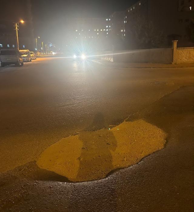 Yolun ortasındaki çukur kazaya davetiye çıkarıyor 1