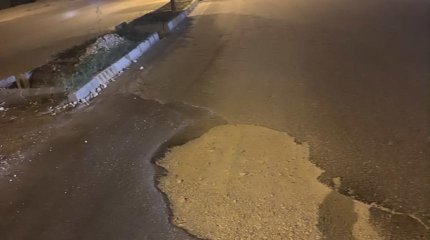 Yolun ortasındaki &ccedil;ukur kazaya davetiye &ccedil;ıkarıyor