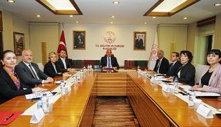 Turizm sekt&ouml;r&uuml;n&uuml;n temsilcileri Bakan Ersoy ile bir araya geldi 'Turizm potansiyelini geliştirmeye devam edeceğiz'