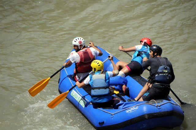 Rafting şampiyonasında bot devrildi; sporcular zor anlar yaşadı