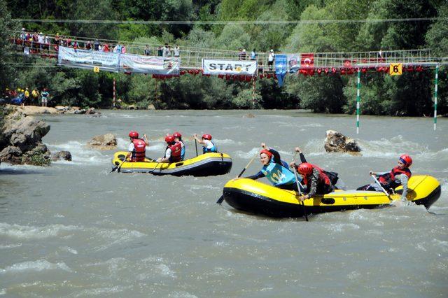 Rafting şampiyonasında bot devrildi; sporcular zor anlar yaşadı