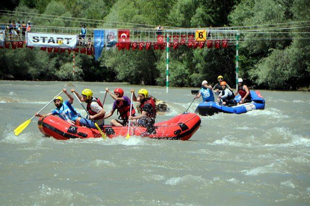 Rafting şampiyonasında bot devrildi; sporcular zor anlar yaşadı