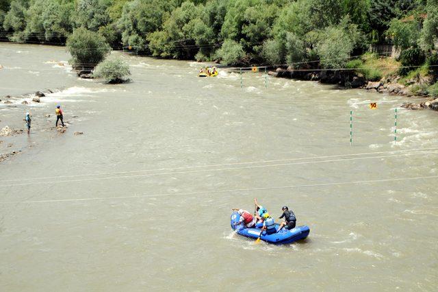 Rafting şampiyonasında bot devrildi; sporcular zor anlar yaşadı