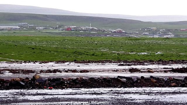 Ardahan'da şiddetli yağmur ve dolu taşkınlara neden oldu