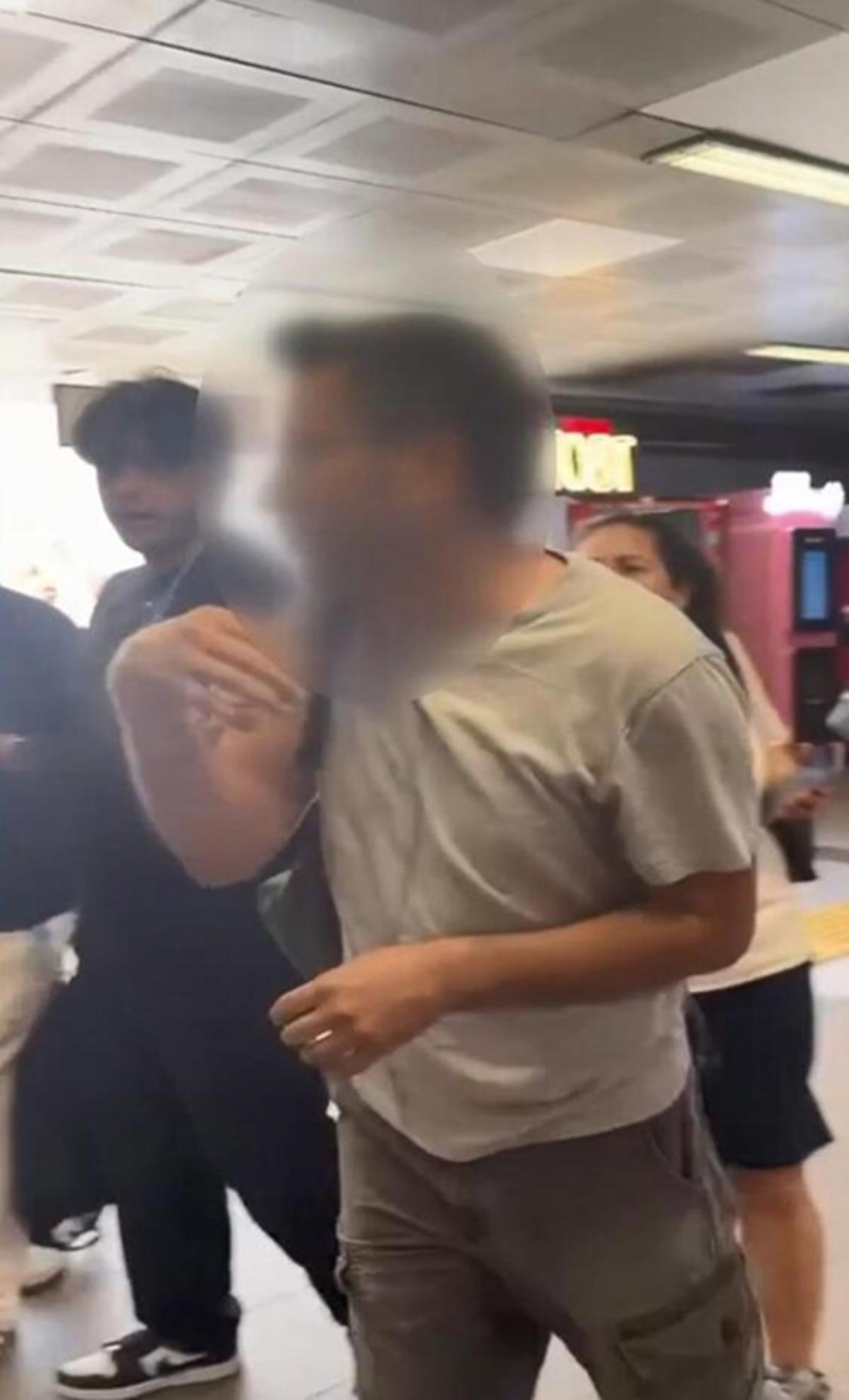 Şişli&rsquo;de metrob&uuml;s istasyonunda gizlice kadın fotoğrafı &ccedil;eken ş&uuml;pheliye vatandaş m&uuml;dahale etti 1