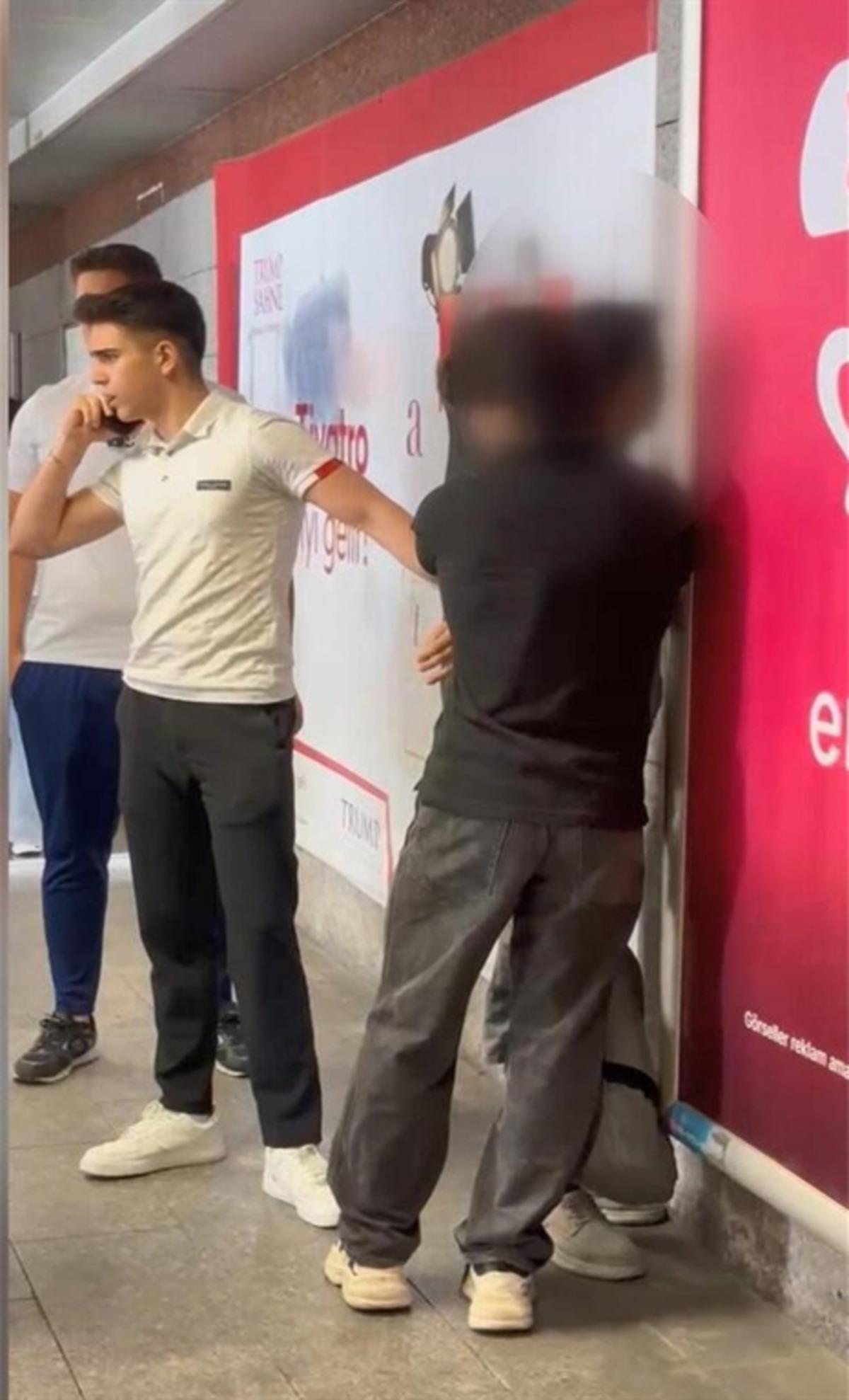Şişli&rsquo;de metrob&uuml;s istasyonunda gizlice kadın fotoğrafı &ccedil;eken ş&uuml;pheliye vatandaş m&uuml;dahale etti 3