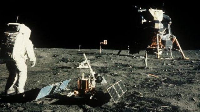 Ay'a ilk kez 1969'da Amerikalı astronotlar Neil Armstrong ve Edwin Eugene 
