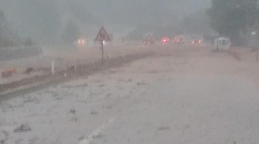 Bursa'da sel baskını! Yollar dereye döndü, araçlar yolda kaldı