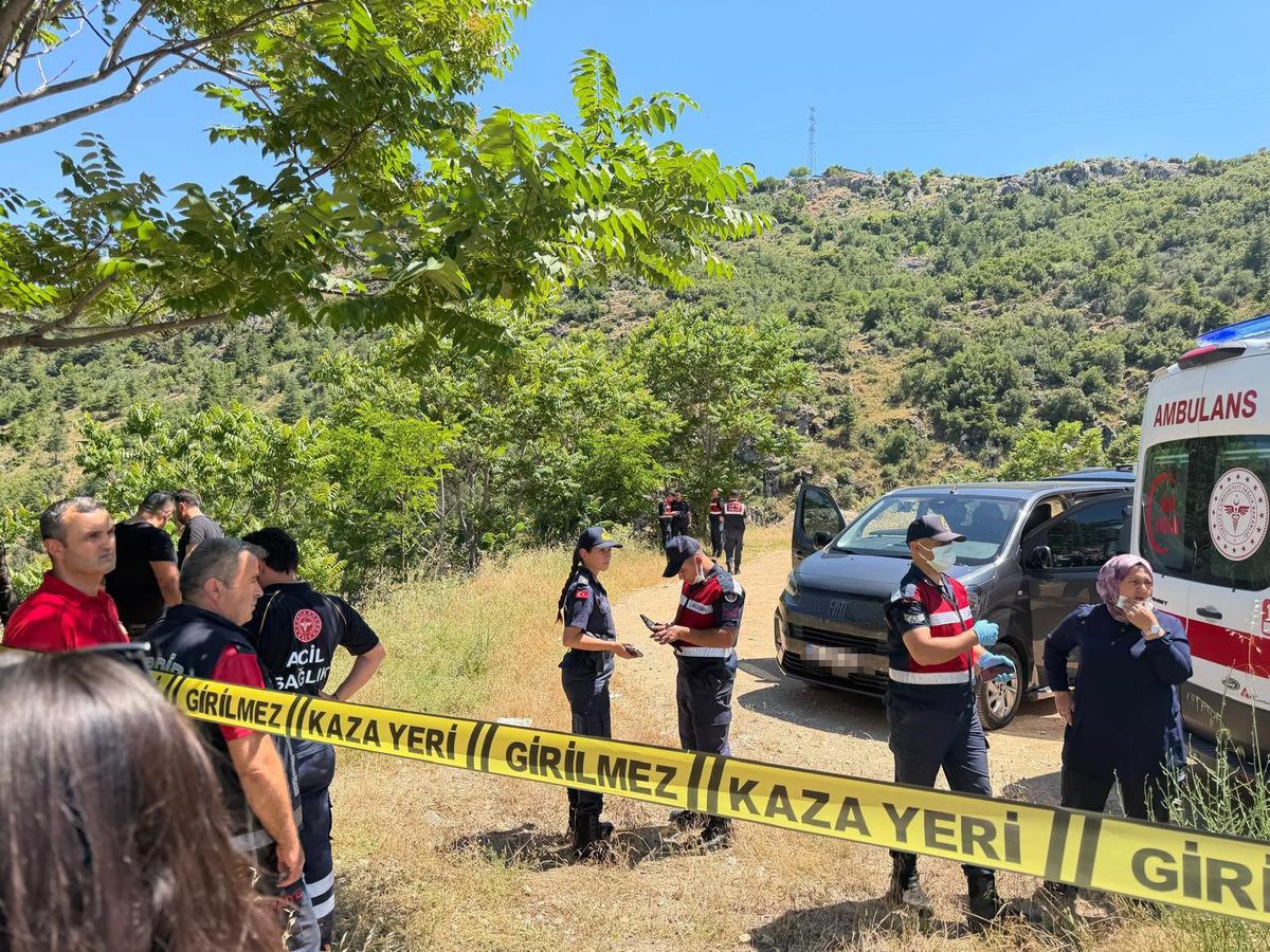 Isparta da gençlerin sır dolu ölümü! Park halindeki araçta cansız bedenleri bulundu 4