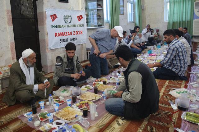 Afrin'de her gün 10 bin kişiye iftar yemeği