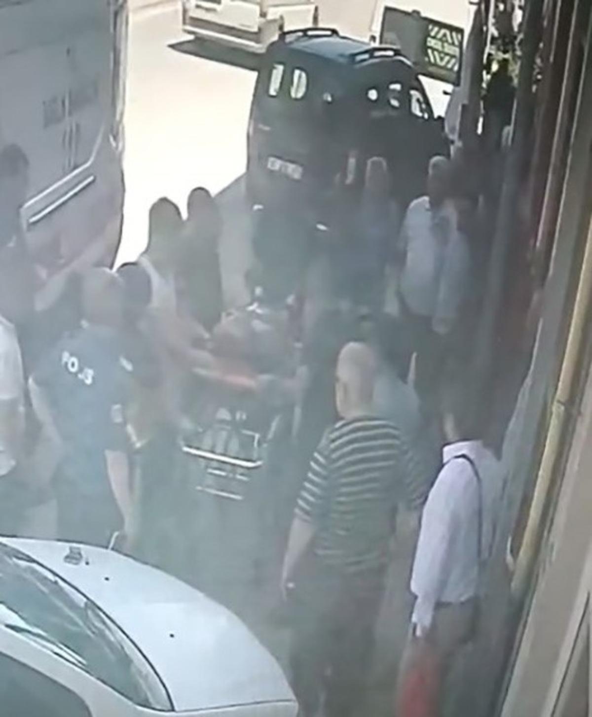 Tamir etmek istediği otomobilin altında kaldı 1