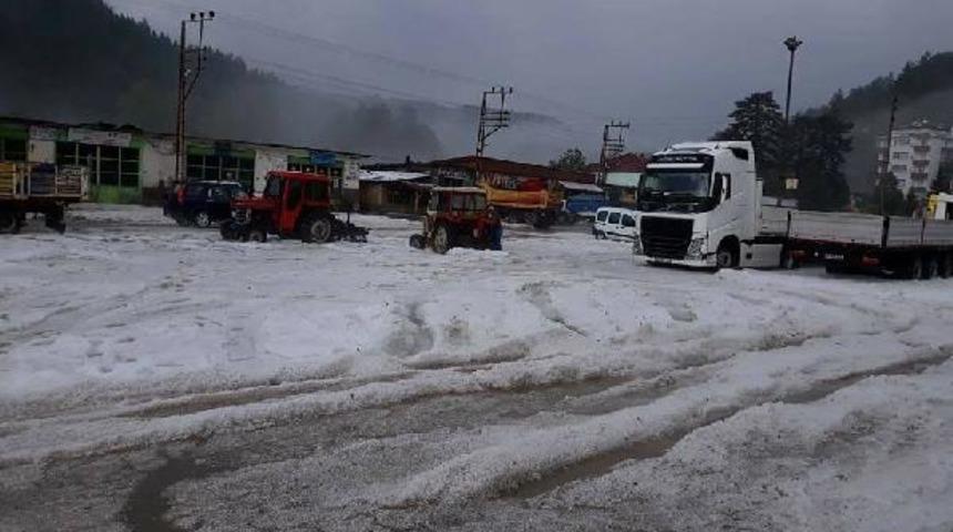Kastamonu'nun Azdavay İlçesi'nde dolu yağışı ilçeyi beyaza bürüdü