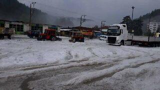 Kastamonu'nun Azdavay İlçesi'nde dolu yağışı ilçeyi beyaza bürüdü