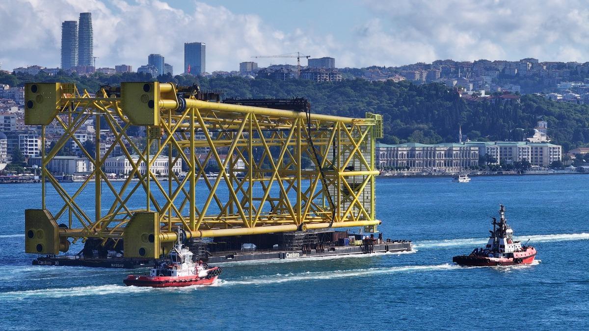 İstanbul da şaşırtan g&ouml;r&uuml;nt&uuml;: Gemi trafiği durduruldu 1