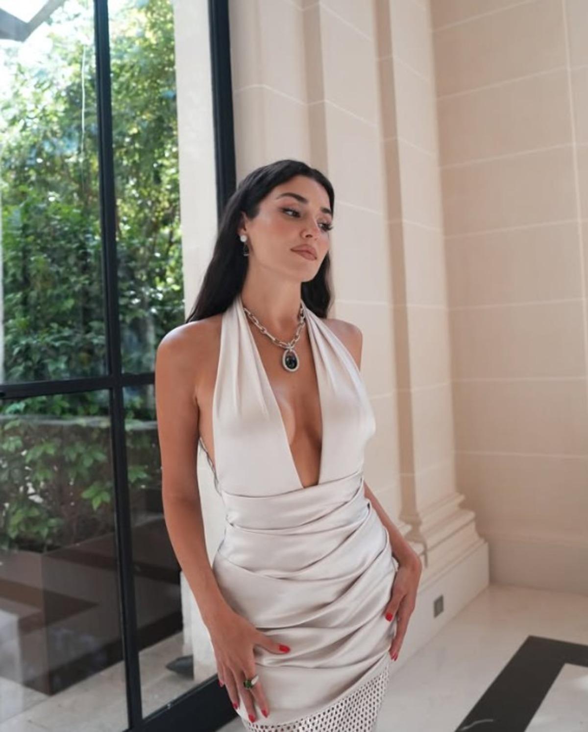 Hande Erçel son pozlarıyla yaktı geçti! Derin göğüs dekoltesi olay oldu 1