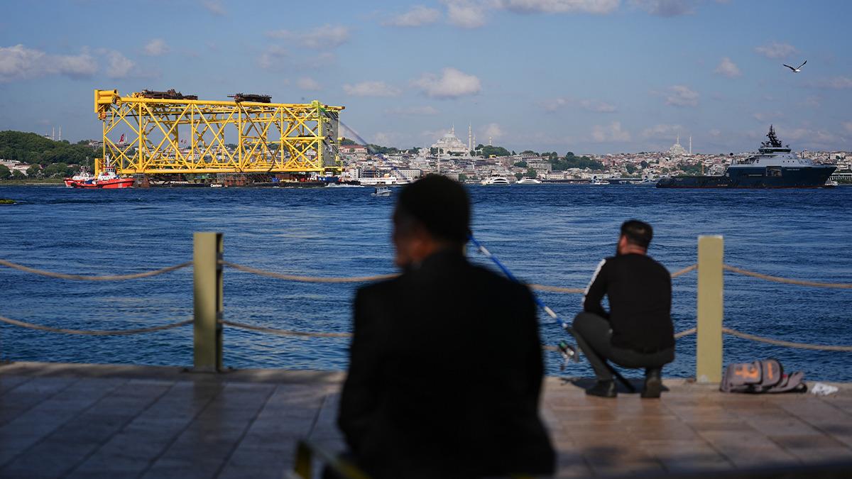 İstanbul da şaşırtan g&ouml;r&uuml;nt&uuml;: Gemi trafiği durduruldu 2