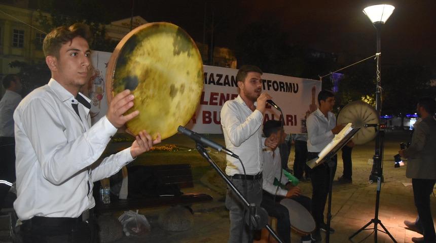 Konak Meydanı'nda boyozlu- gevrekli sahur