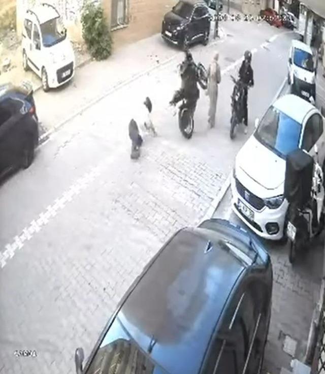 Gaza fazla basınca motosiklet ön kaldırarak ileri fırladı, yoldan geçen kadına çarptı 1