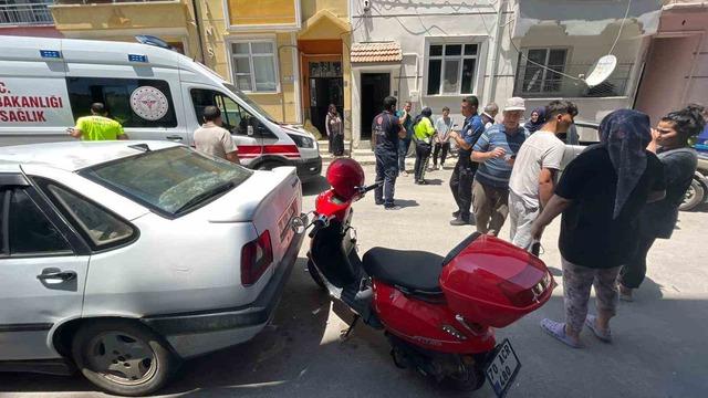 Motosiklet hareket eden otomobile çarptı: Anne ile kızının yaralandığı kaza kameraya yansıdı 3