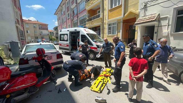 Motosiklet hareket eden otomobile çarptı: Anne ile kızının yaralandığı kaza kameraya yansıdı 2