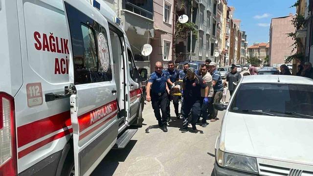 Motosiklet hareket eden otomobile çarptı: Anne ile kızının yaralandığı kaza kameraya yansıdı 1