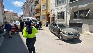 Motosiklet hareket eden otomobile &ccedil;arptı: Anne ile kızının yaralandığı kaza kameraya yansıdı