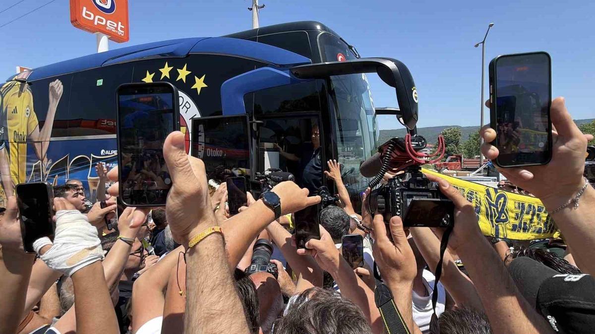 Fenerbahçe’ye Düzce’de coşkulu karşılama 1
