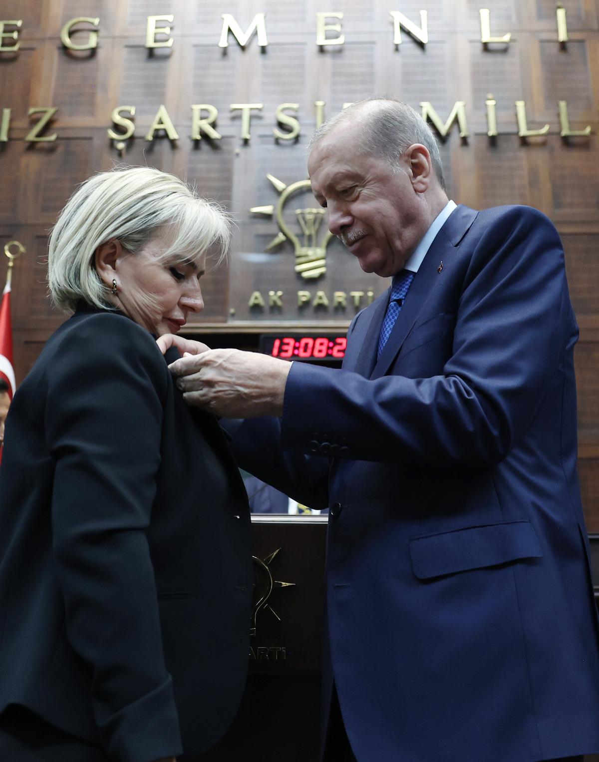 3 yıl içinde 3 parti değiştirdi! Nimet Özdemir AK Parti’ye katıldı 1
