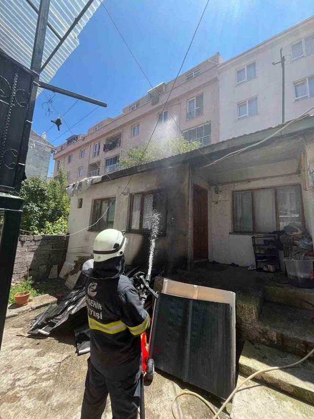 Müstakil evin çatısına çıkan yangın büyümeden söndürüldü 3