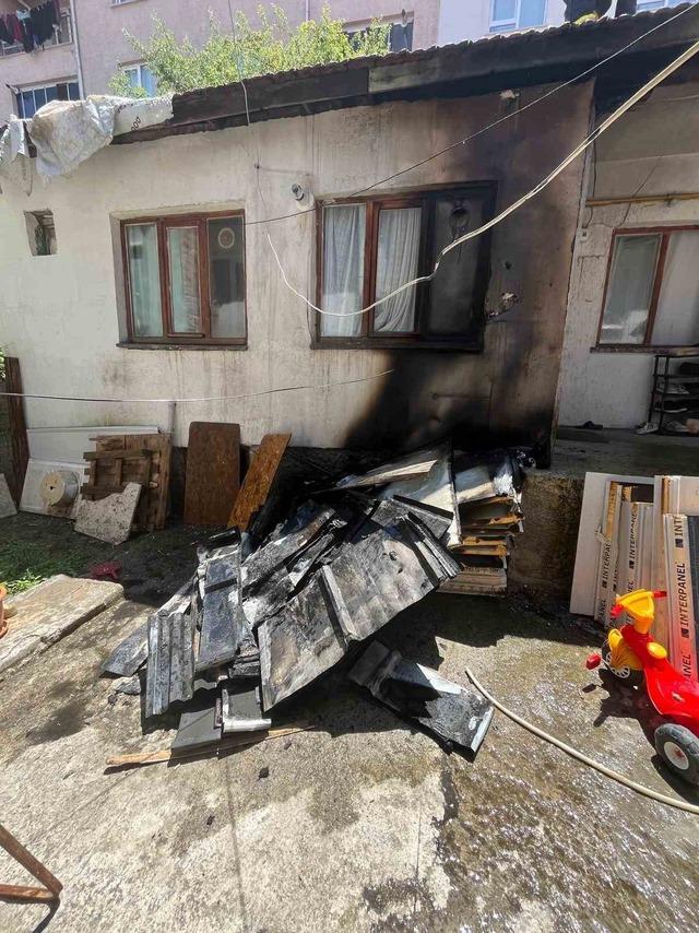 Müstakil evin çatısına çıkan yangın büyümeden söndürüldü 2
