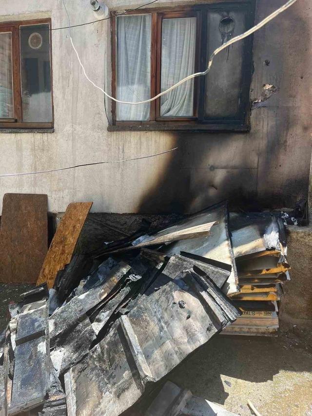 Müstakil evin çatısına çıkan yangın büyümeden söndürüldü 1