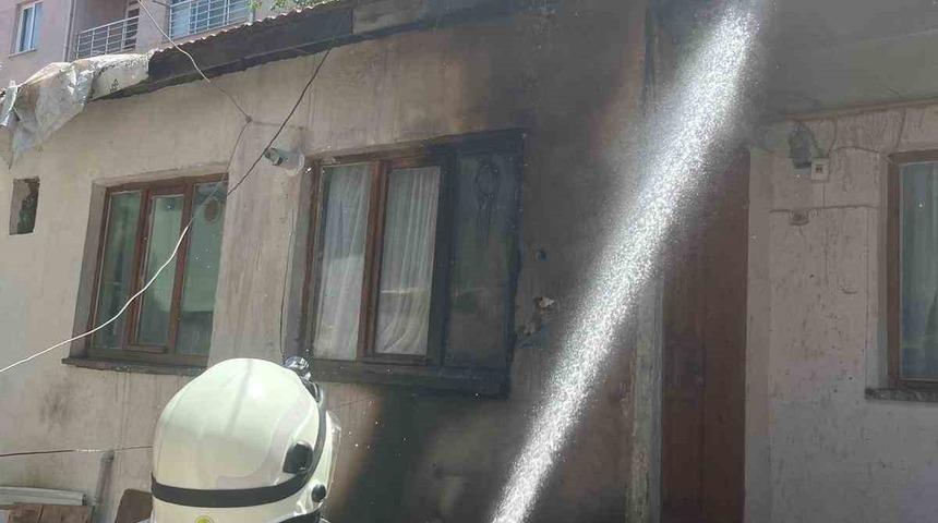 M&uuml;stakil evin &ccedil;atısına &ccedil;ıkan yangın b&uuml;y&uuml;meden s&ouml;nd&uuml;r&uuml;ld&uuml;