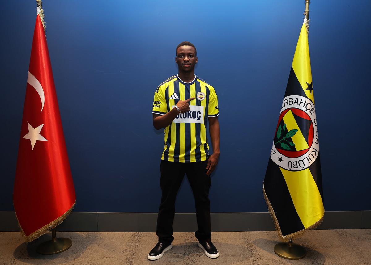 Fenerbahçe den 5 yıllık imza! Vedat Muriqi nin ardından bir transfer daha: Amara Diouf resmen açıklandı 1